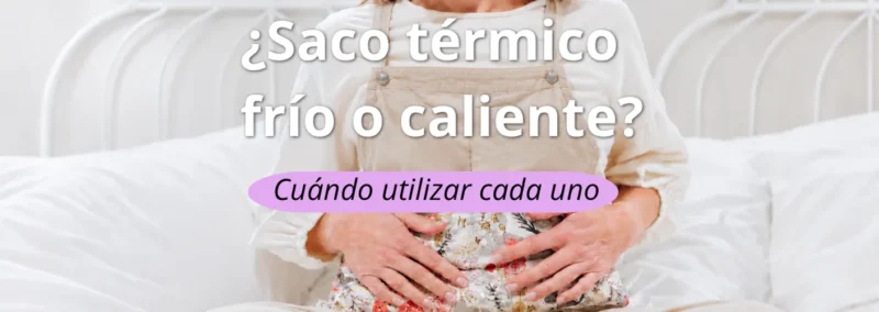 Mujer sentada en la cama con un saco térmico sobre el abdomen: saco térmico frío o calor